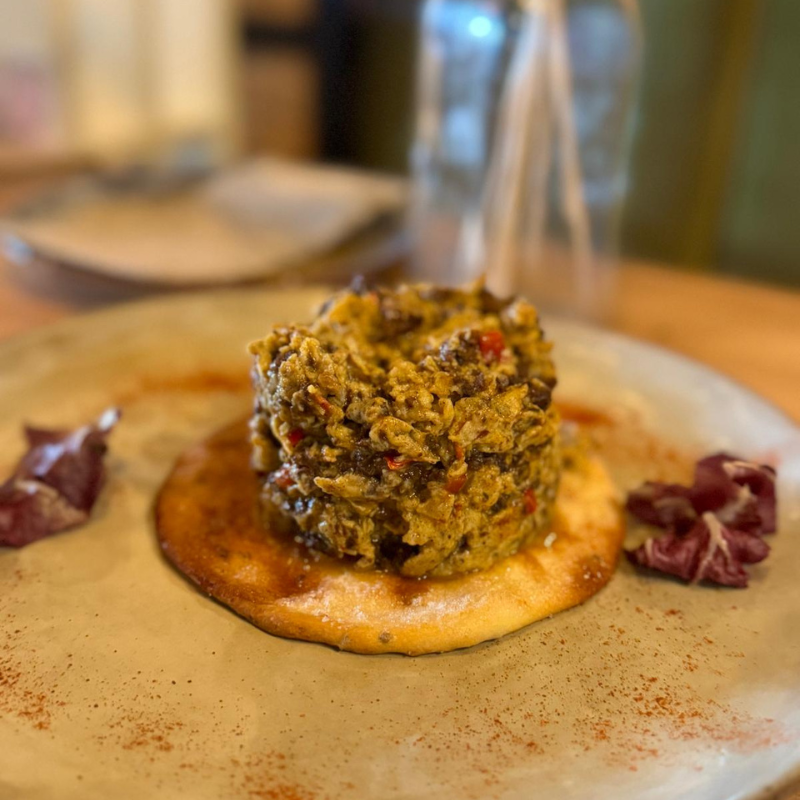 Revuelto de morcilla con piñones y pimentón De la Vera. Nuestros platos Revuelto de morcilla con piñones y pimentón De la Vera. Nuestros platos