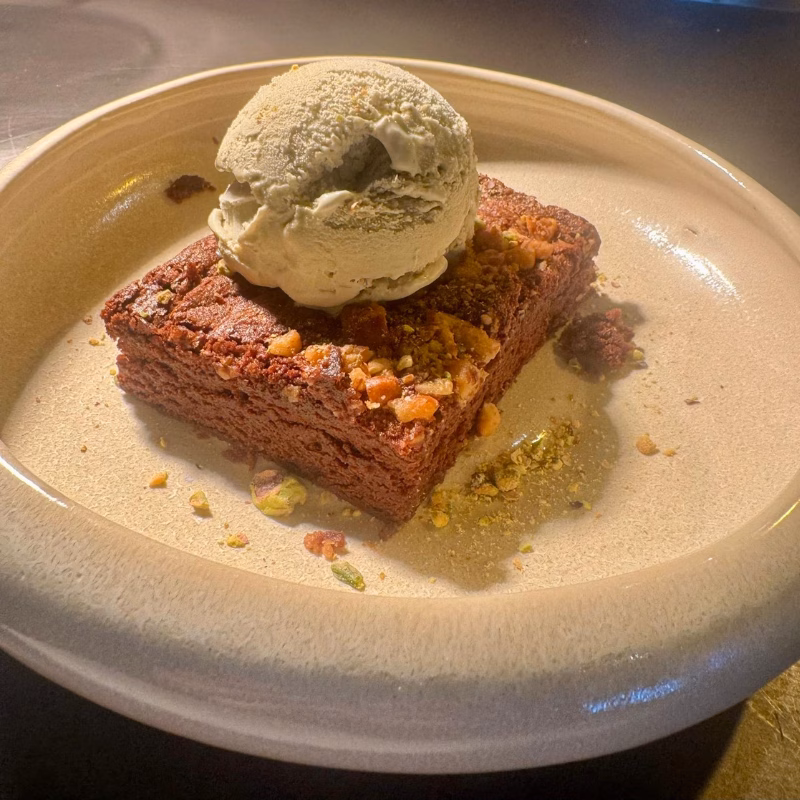 Brownie de chocolate con helado de pistachos