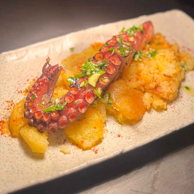Pulpo a la brasa con patatas revolconas