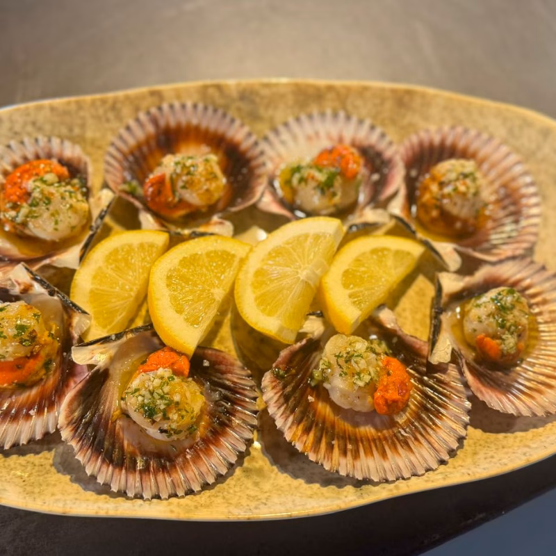 Zamburiñas a la plancha con picada de ajo y perejil